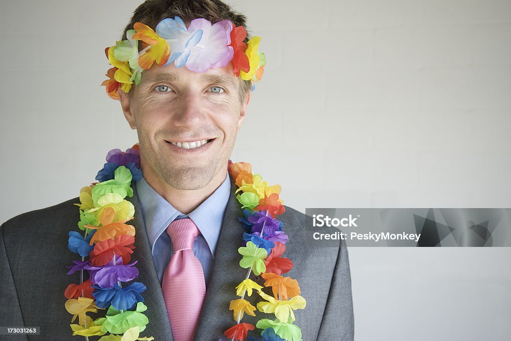 Бизнесмен улыбается с Обруч с цветочным узором и лей - Стоковые фото Бизнес роялти-фри