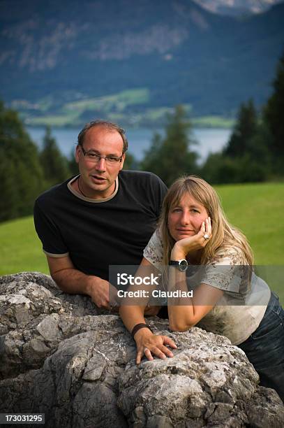 Para W Górach - zdjęcia stockowe i więcej obrazów 40-44 lata - 40-44 lata, Alpy, Austria