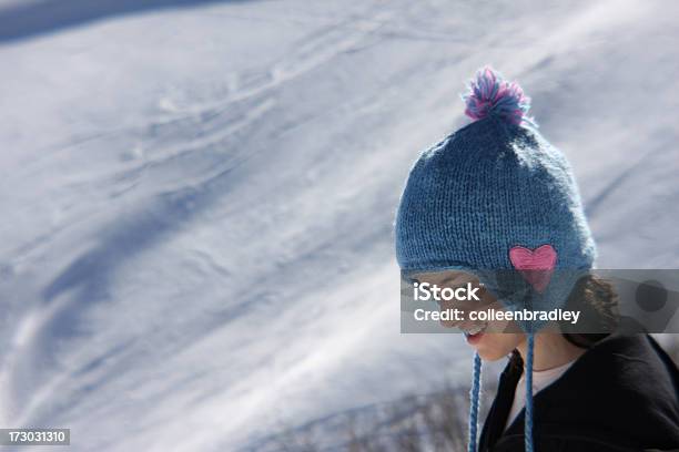 Ragazza Godendo Il Sole E Neve - Fotografie stock e altre immagini di Abiti pesanti - Abiti pesanti, Adolescente, Adulto