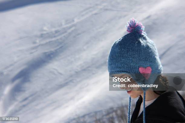 Rapariga A Desfrutar Do Sol E Neve - Fotografias de stock e mais imagens de Adolescente - Adolescente, Adulto, Atividades de Fim de semana