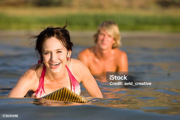 Mujer Placer De Aprender A Navegue Por Vacaciones Foto de stock y más banco de imágenes de 20 a 29 años - 20 a 29 años, 30-39 años, Acostado