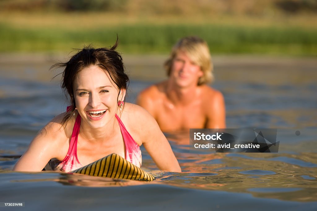 Enchanté femme apprendre à surfer sur les vacances - Photo de Activité libre de droits