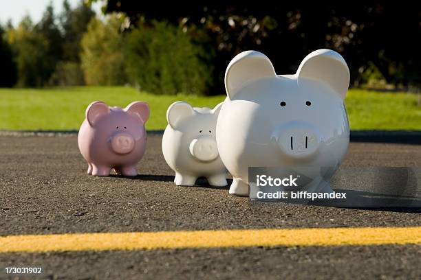 Foto de Piggy Bancos De Atravessar A Rua e mais fotos de stock de Cofre de porquinho - Cofre de porquinho, Conceito, Fileira