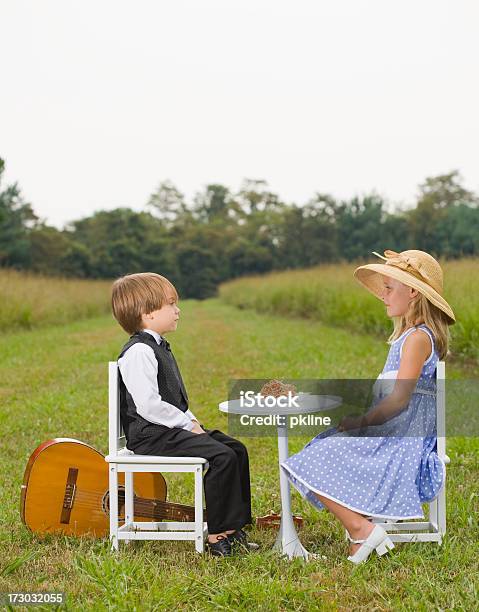 Jungen Und Mädchen Im Freien Den Blick Über Teller Spaghetti Stockfoto und mehr Bilder von 6-7 Jahre