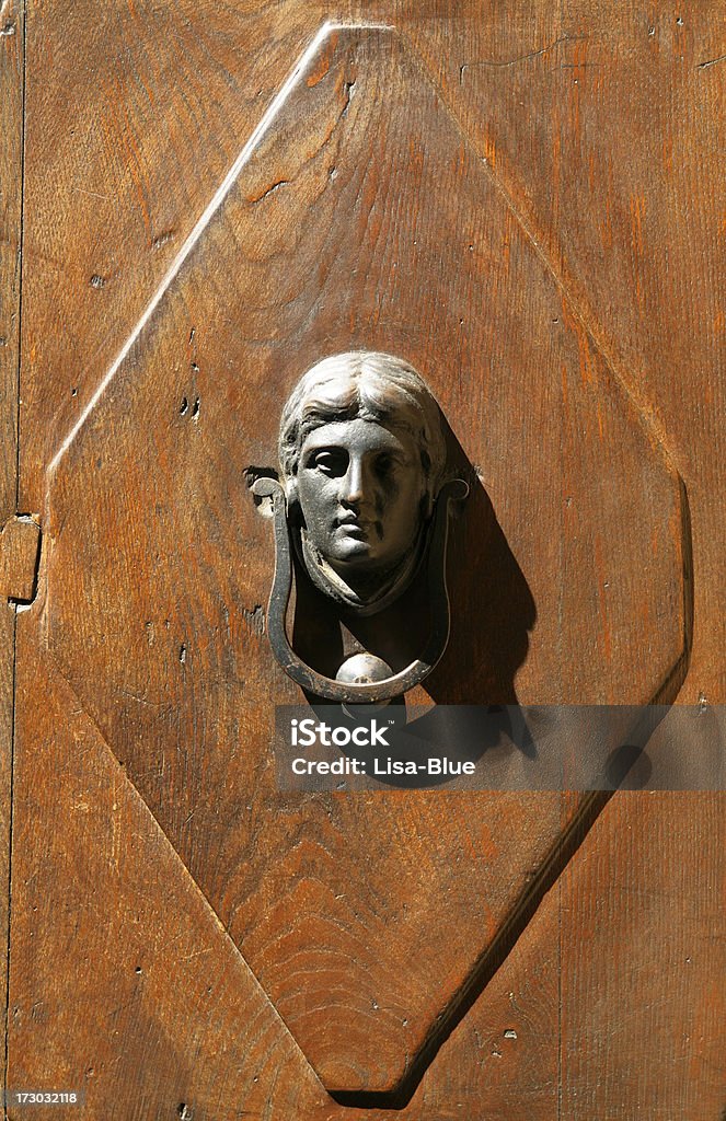 Старый door knocker - Стоковые фото Женщины роялти-фри