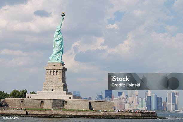 Stato Della Libertà E Skyline Di New York - Fotografie stock e altre immagini di 4 Luglio - 4 Luglio, Adulto, Ambientazione esterna