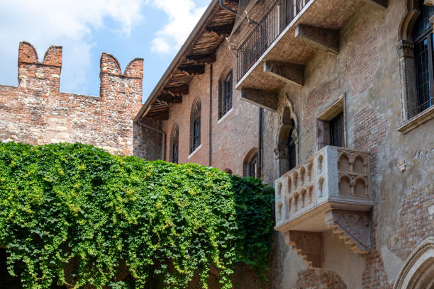 balcon en pierre de la maison de juliette de style gothique - travel juliets balcony balcony europe photos et images de collection