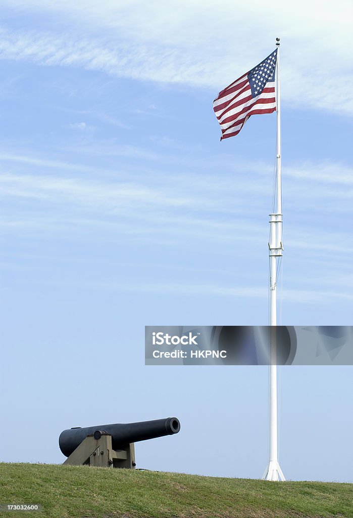 Drapeau américain et Cannon de Fort militaire, ciel bleu Vertical - Photo de Architecture libre de droits