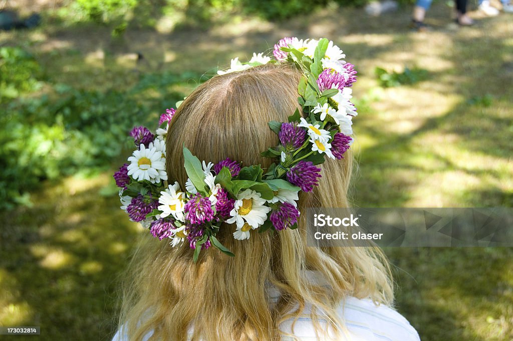 Midsommer 女の子の彼女の髪に花 - 夏至のロイヤリティフリーストックフォト