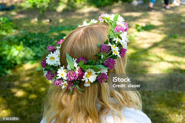 Foto de Midsommer Menina Com Flores No Cabelo e mais fotos de stock de Verão - Verão, Coroa de flores - Arranjo de Flores, Flor