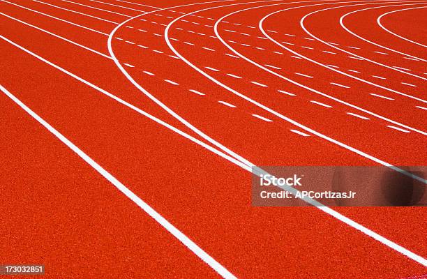 Pista De Corrida Vermelho Laranja Com Branco Lane Linhas - Fotografias de stock e mais imagens de Atletismo