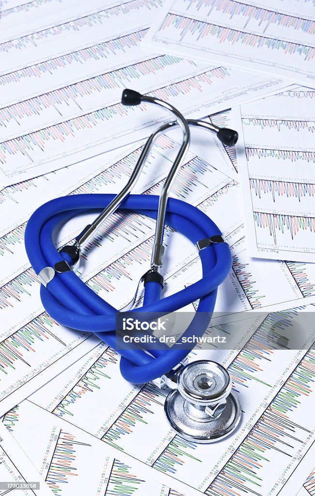 Stéthoscope sur séquences d'ADN - Photo de ADN libre de droits