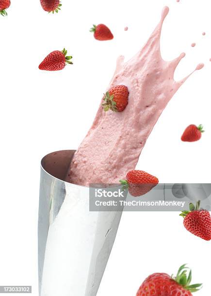 Photo libre de droit de Shake Ou Un Smoothie À La Fraise banque d'images et plus d'images libres de droit de Éclabousser - Éclabousser, Milk-shake à la fraise, Fraise