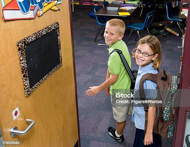 A Camminare In - Fotografie stock e altre immagini di Aula - Aula, Due persone, Edificio scolastico