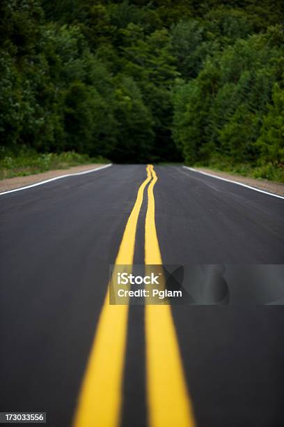 Longa Estrada À Frente - Fotografias de stock e mais imagens de Alfalto - Alfalto, Ao Ar Livre, Baixo