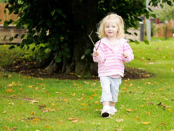 confiante procurando menina em cenário natural - preschooler autumn beautiful blond hair imagens e fotografias de stock