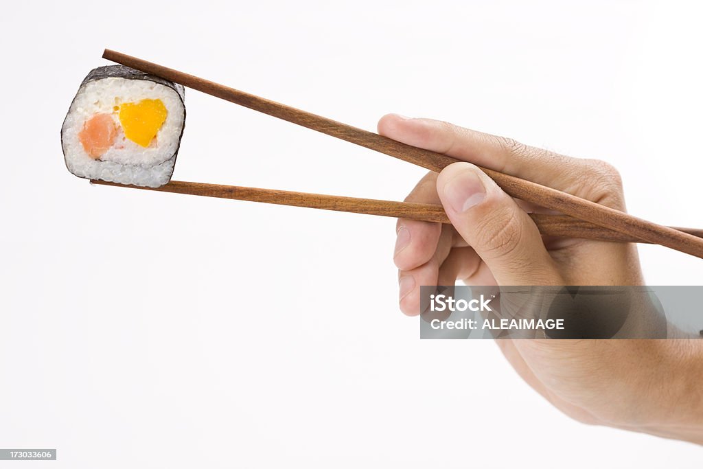 Rotolo di Sushi con le Bacchette cinesi - Foto stock royalty-free di Sushi