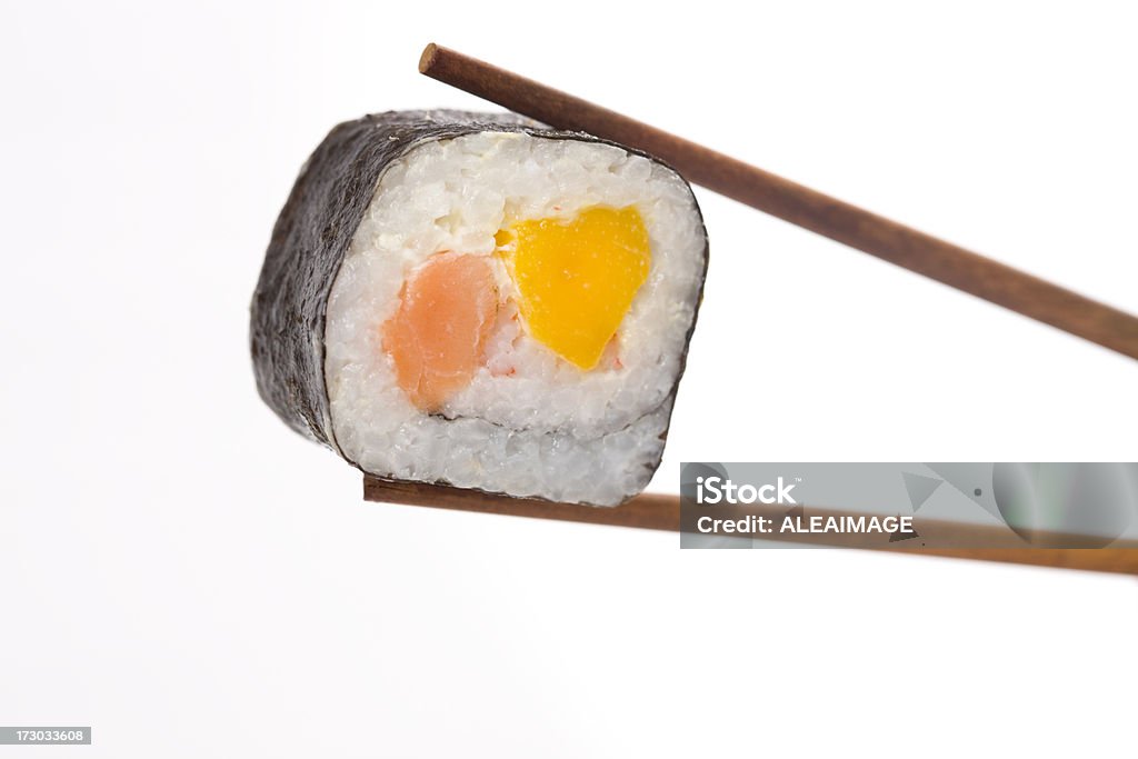 Rouleau de sushis avec baguettes chinoises - Photo de Aliment libre de droits
