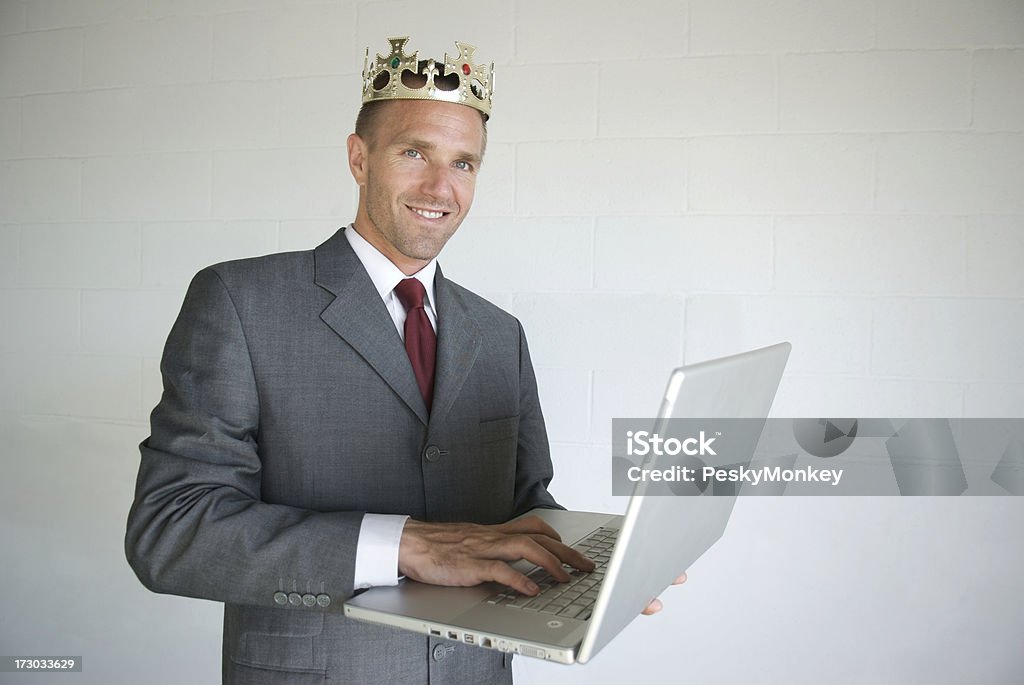 Stolz lächelnd Geschäftsmann mit Laptop mit Krone - Lizenzfrei Anzug Stock-Foto