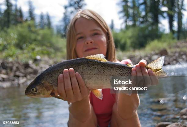 Девушка С Fish — стоковые фотографии и другие картинки Держать - Держать, Ловить рыбу, Ребёнок