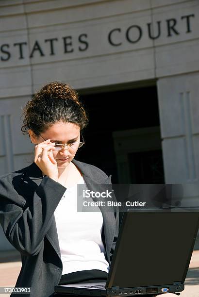 Abogado Femenina Foto de stock y más banco de imágenes de Abogado - Abogado, Palacio de la justicia, Ordenador portátil