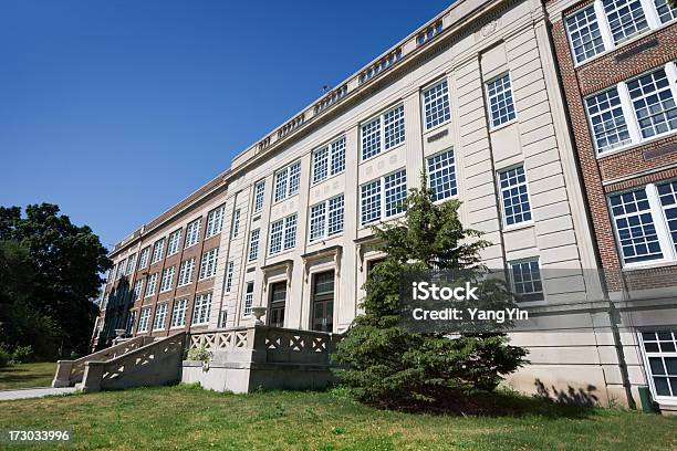 Photo libre de droit de Urban Junior High School Façade Et À Quelques Pas De Lentrée Sur Le Devant banque d'images et plus d'images libres de droit de Arbre