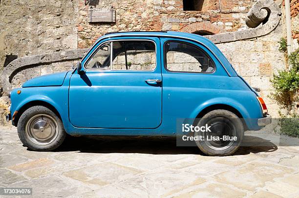 ビンテージイタリア車のフィアット 500 都会の風景 - 青のストックフォトや画像を多数ご用意 - 青, オープンカー, レトロ調