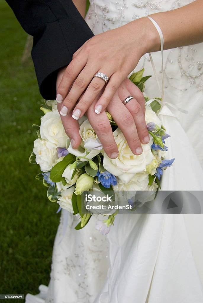 Sposa & anelli di sposo - Foto stock royalty-free di Abito da sposa