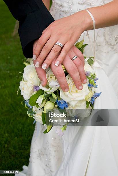 Foto de Noiva Noivo Dos Anéis e mais fotos de stock de Adulto - Adulto, Aliança de casamento, Aliança de noivado