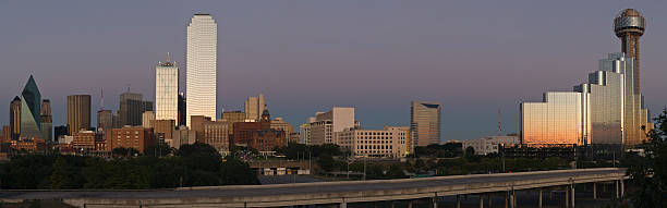 dallas skyline nacht panarama - john f kennedy center stock-fotos und bilder