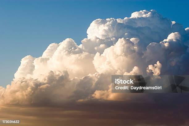 Billowing White Cumulus Nimbus Nubes En El Cielo Foto de stock y más banco de imágenes de Cielo - Cielo, Nube, Paisaje con nubes