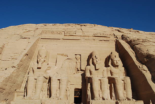 abu simbel - hieroglyphics egyptian culture nefertiti nefertaris temple of hathor zdjęcia i obrazy z banku zdjęć