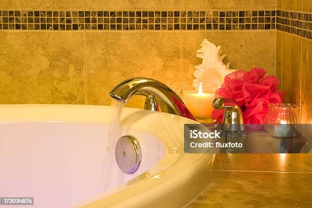 Banho De Luxo - Fotografias de stock e mais imagens de Banheira - Banheira, Descontrair, Vela - Equipamento de Iluminação