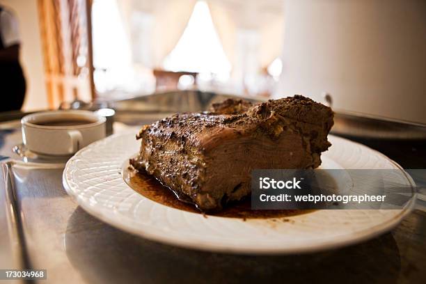 Frisch Gegrilltes Rindfleisch Stockfoto und mehr Bilder von Bratengericht - Bratengericht, Büfett, Dienstleistung