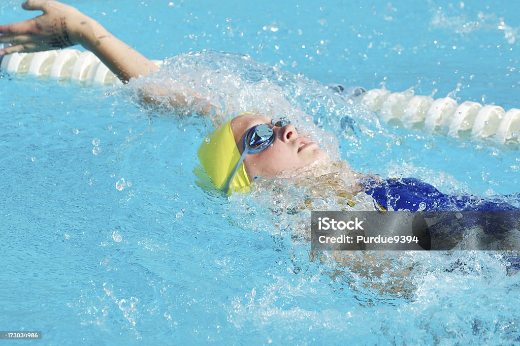 Preteen de femme jeune athlète natation Dos crawlé - Photo de Natation libre de droits