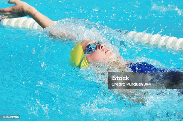 Jovem Atleta Feminina Preteen Nadar Nadar De Costas - Fotografias de stock e mais imagens de Nadar