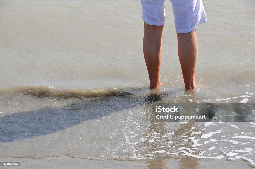 in piedi in mare - Foto stock royalty-free di Acqua