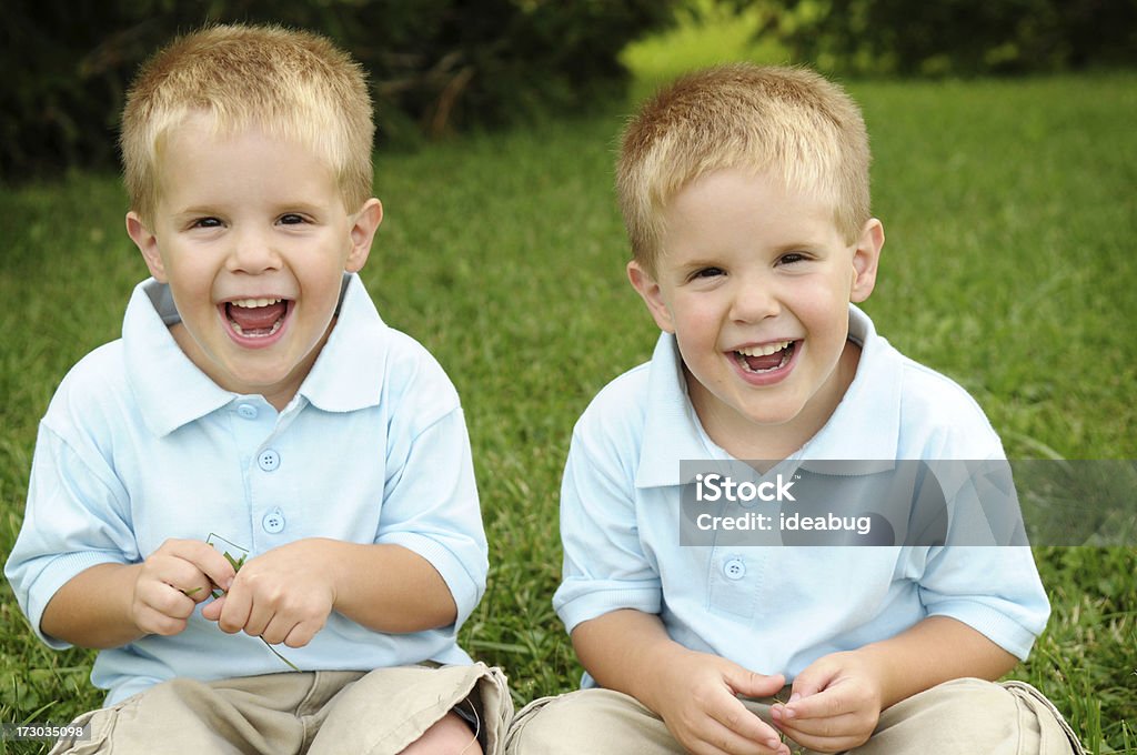 Niños riendo juntos al aire libre con camas gemelas - Foto de stock de 2-3 años libre de derechos