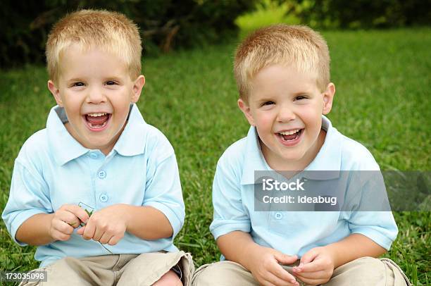 Twin Chłopcy Śmiać Się Razem Na Zewnątrz - zdjęcia stockowe i więcej obrazów 2-3 lata - 2-3 lata, Bliźniaki, Blond włosy