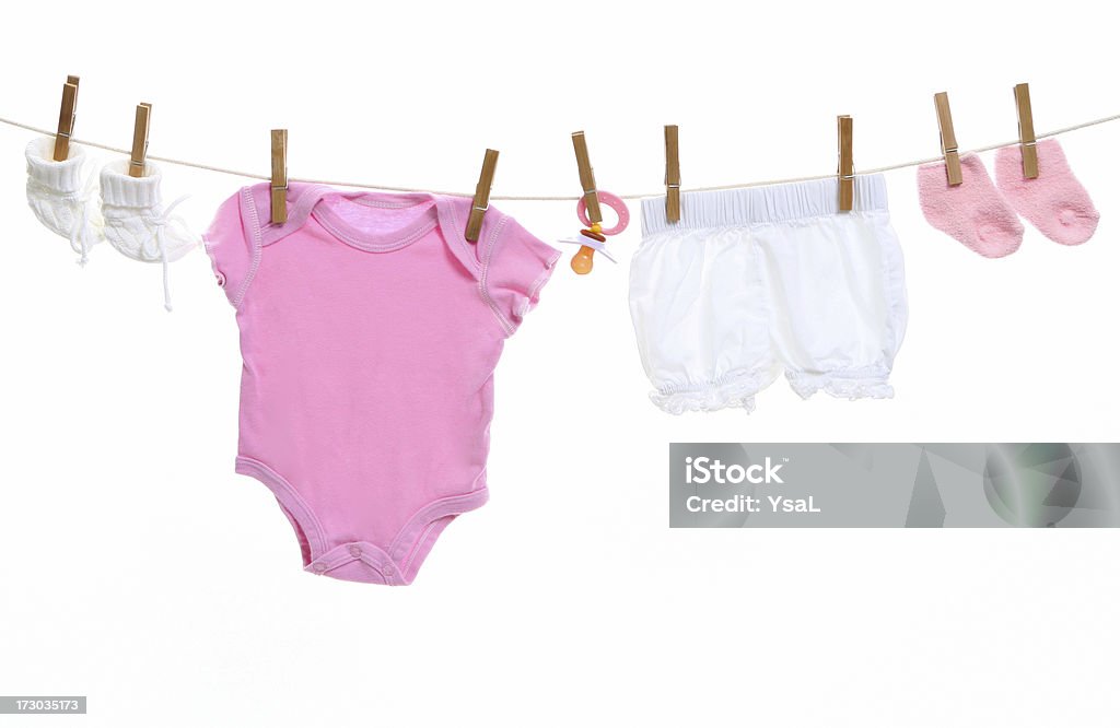 Équipement pour bébé suspendue sur la Corde à linge - Photo de Corde à linge libre de droits