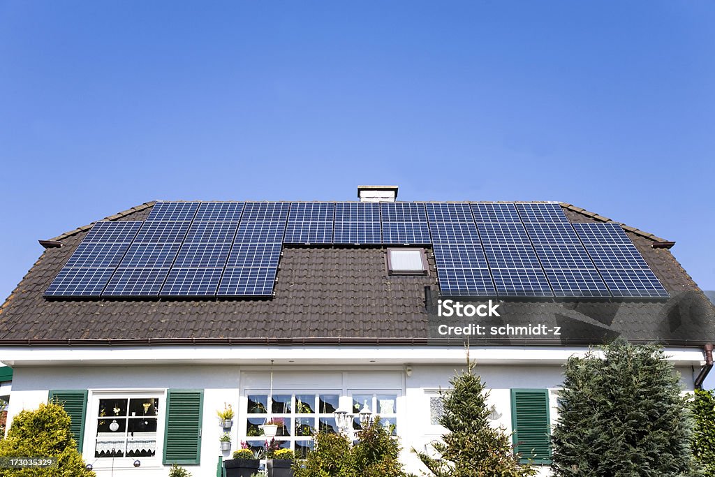 Дом с Солнечная батарея - Стоковые фото Без людей роялти-фри