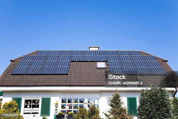 Дом С Солнечная Батарея — стоковые фотографии и другие картинки Без людей - Без людей, Возобновляемые ресурсы, Германия