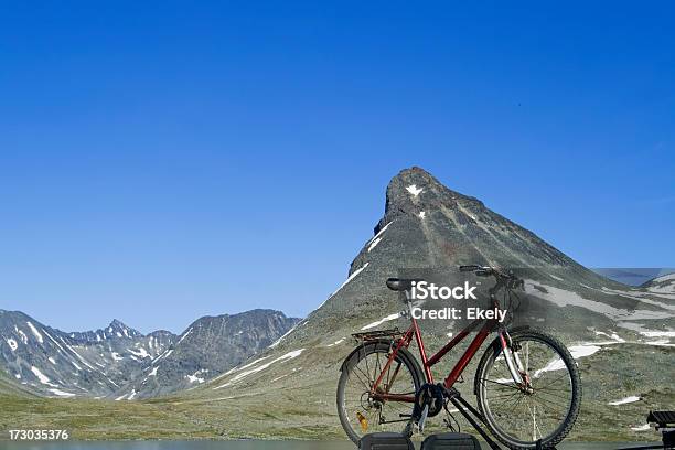 Photo libre de droit de Vélo Dans Les Montagnes banque d'images et plus d'images libres de droit de Porte-vélo - Porte-vélo, Voiture, Ciel