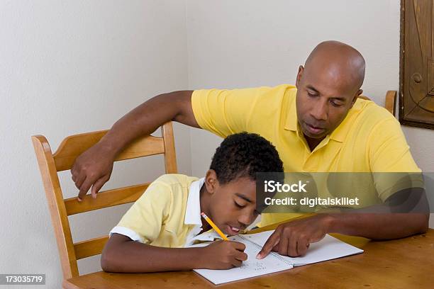 Explicações - Fotografias de stock e mais imagens de Escola primária - Escola primária, Origem Africana, Professor