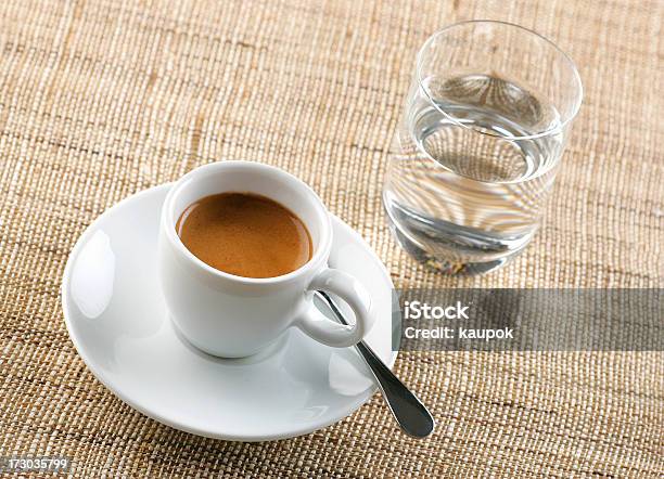 Espresso Z Wodą - zdjęcia stockowe i więcej obrazów Bar kawowy - Bar kawowy, Bez ludzi, Beżowy