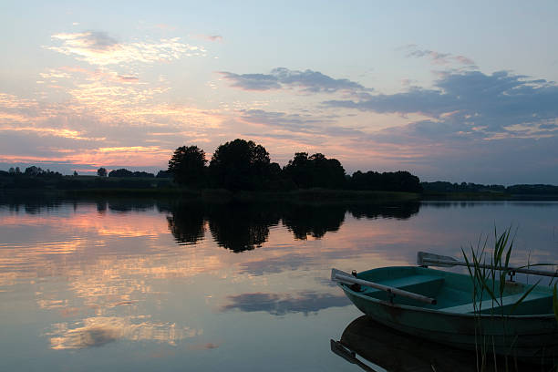 istock late dusk on the lake 173036015