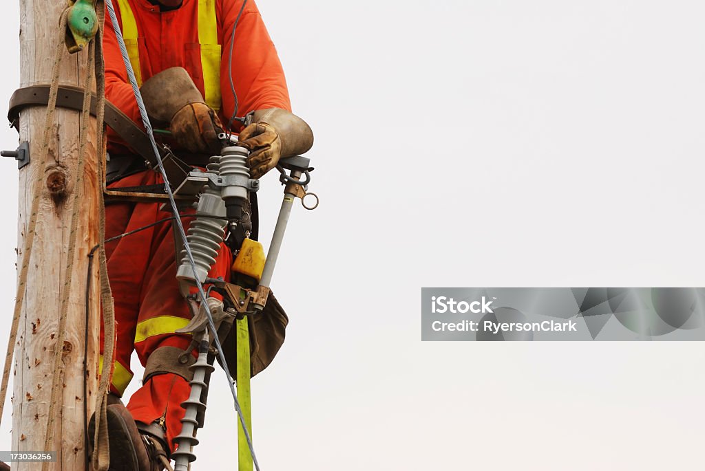 Lineman um Pau que fixa os fios. - Royalty-free Cabo de Alta-tensão Foto de stock