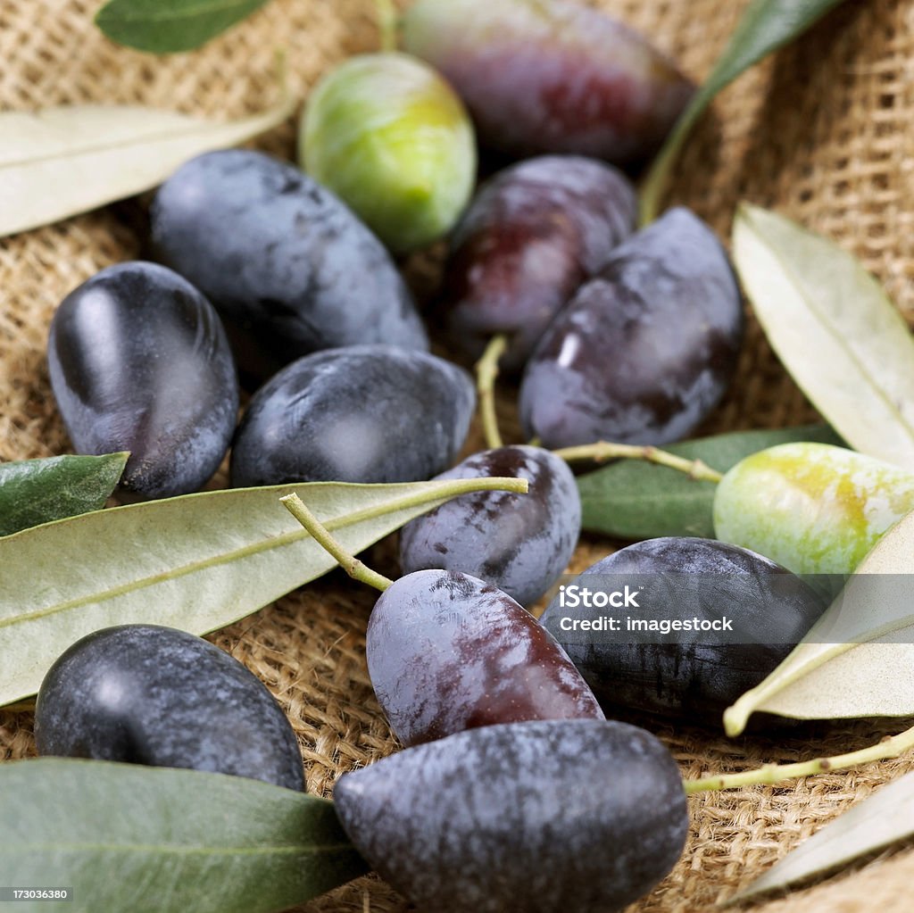 Olive nere in iuta - Foto stock royalty-free di Antipasto