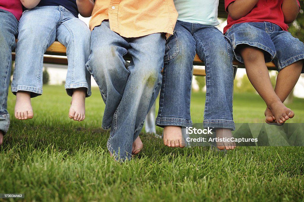 Dirty Beine und Füße Kinder sitzen auf einer Bank - Lizenzfrei Schmutzfleck Stock-Foto