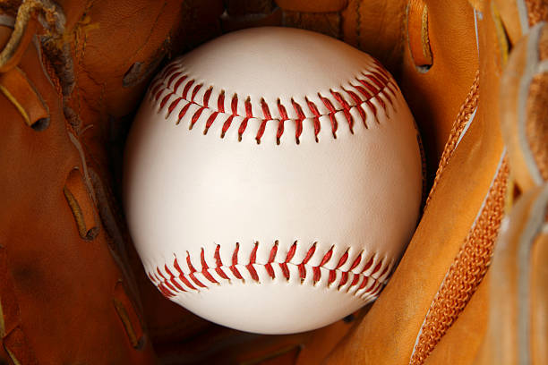 Beisebol em uma luva - fotografia de stock